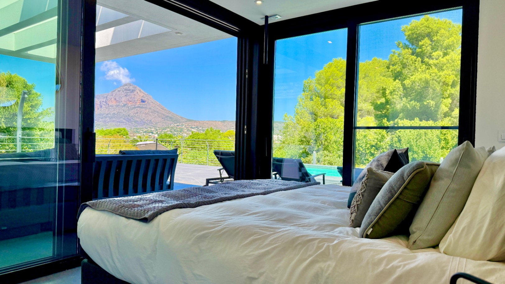 Luxuriöse Villa zum Verkauf in Puerta Fenicia mit atemberaubendem Blick auf den Montgo.