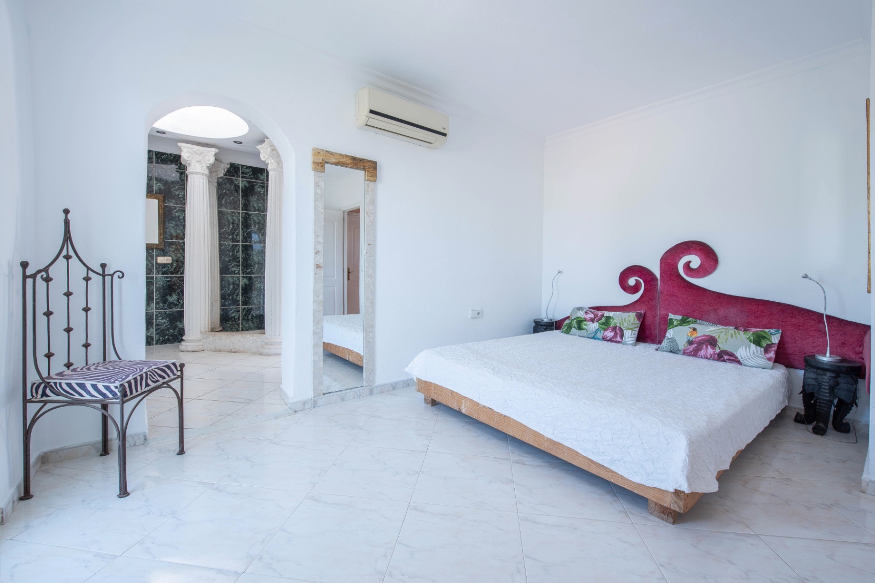 Luxusvilla in Ibiza mit 6 Schlafzimmern und modernem Pool