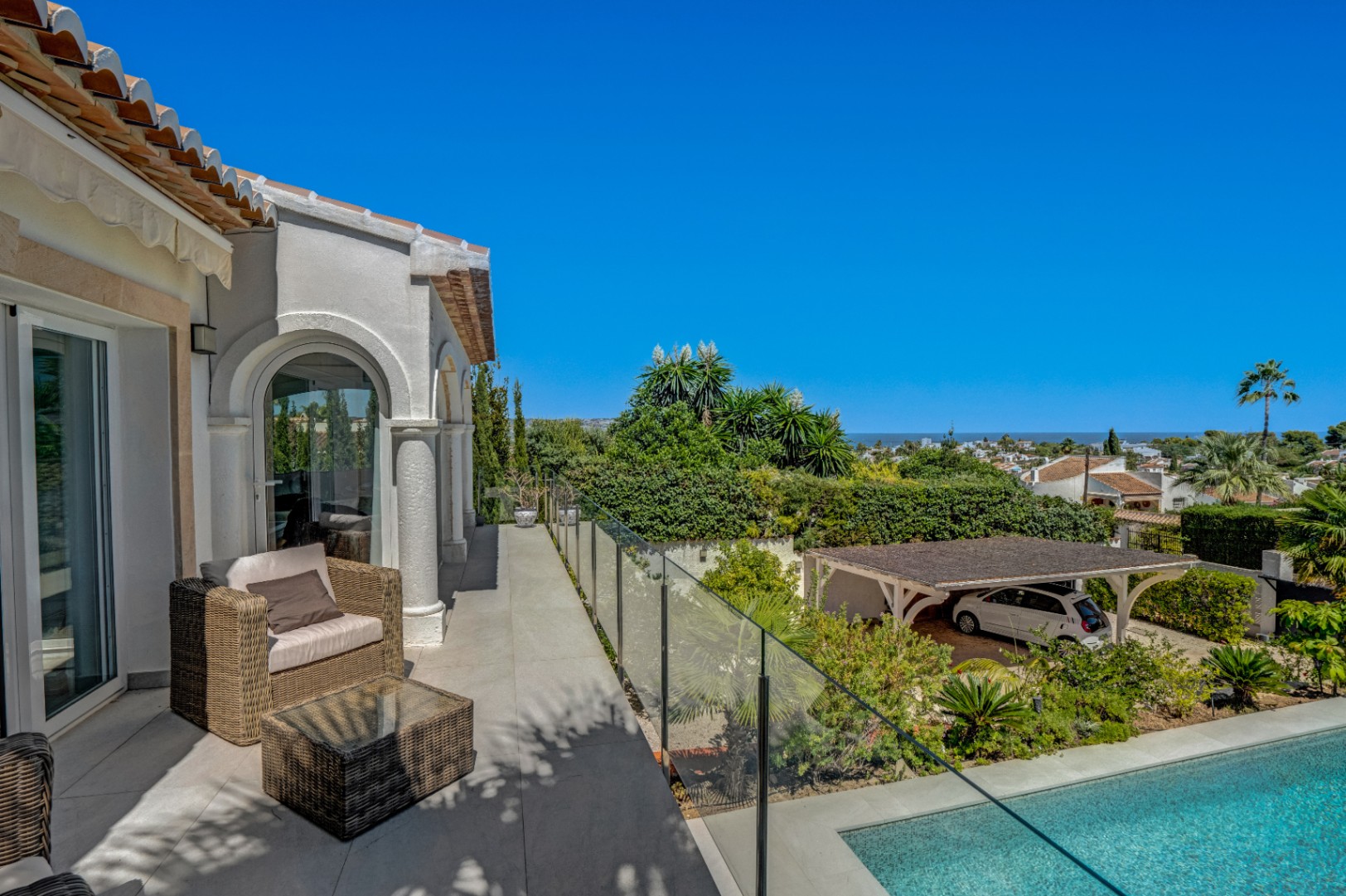 Villa zum Verkauf mit Meerblick in der renommierten Urbanisation Pinosol de Javea.