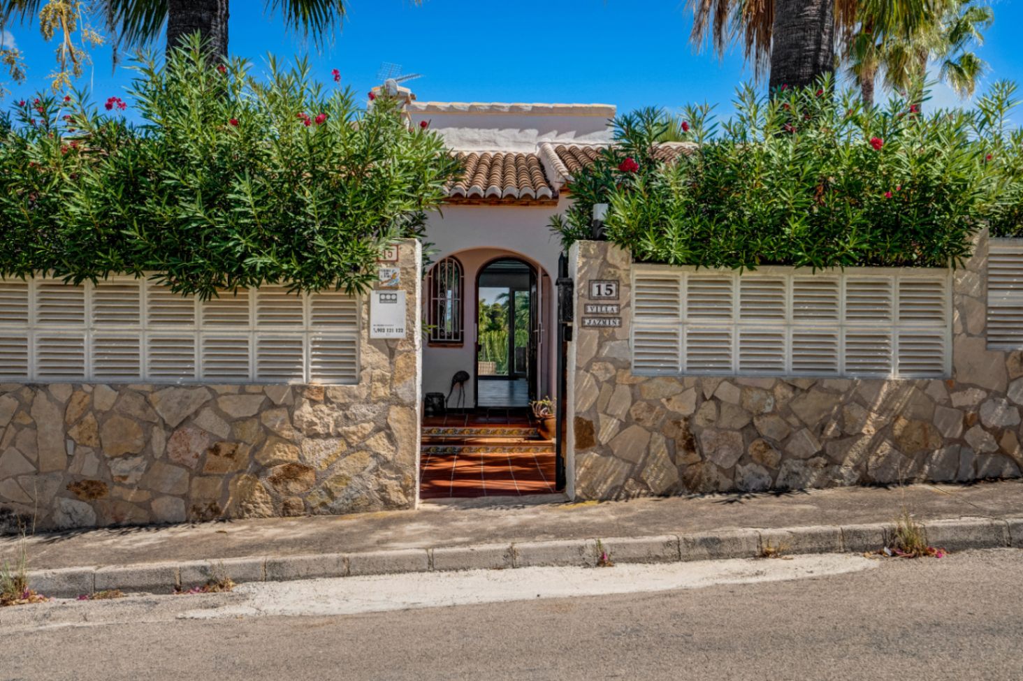 Villa zum Verkauf mit Meerblick in der renommierten Urbanisation Pinosol de Javea.