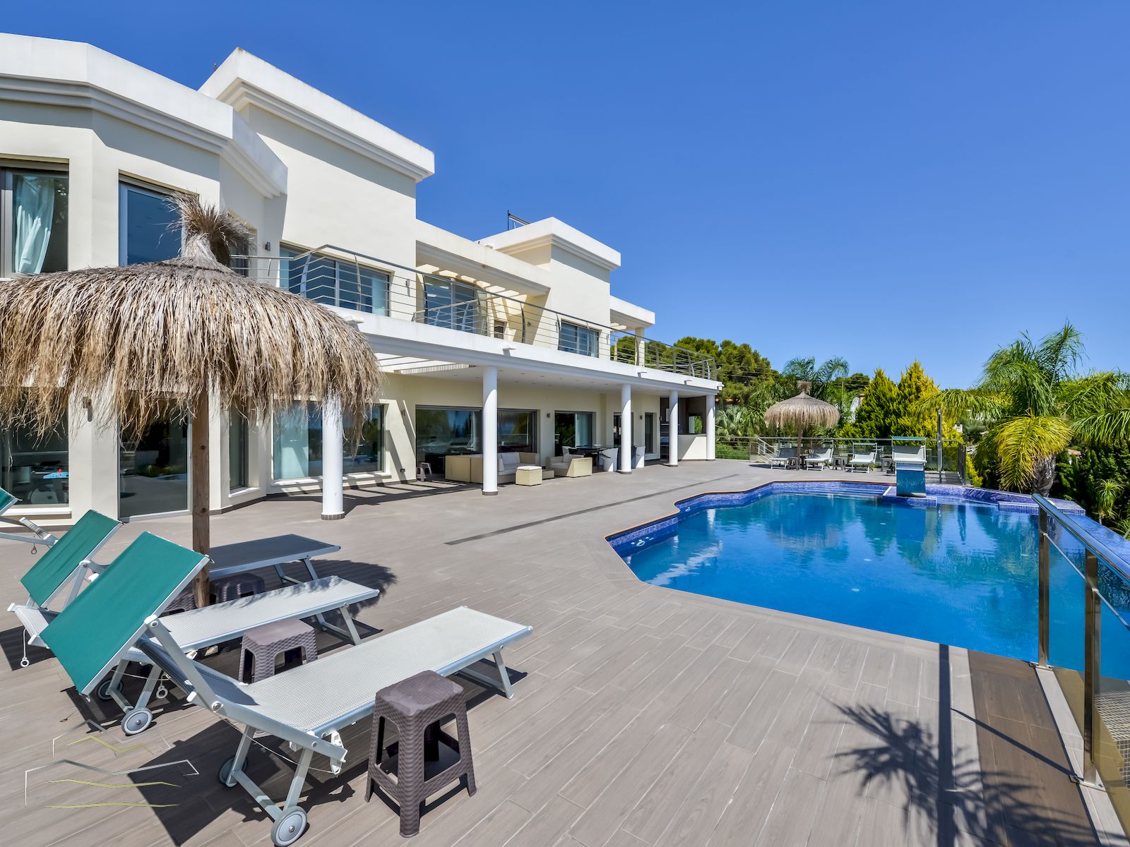 Moderne und luxuriöse Villa zum Verkauf mit Spa und Meerblick