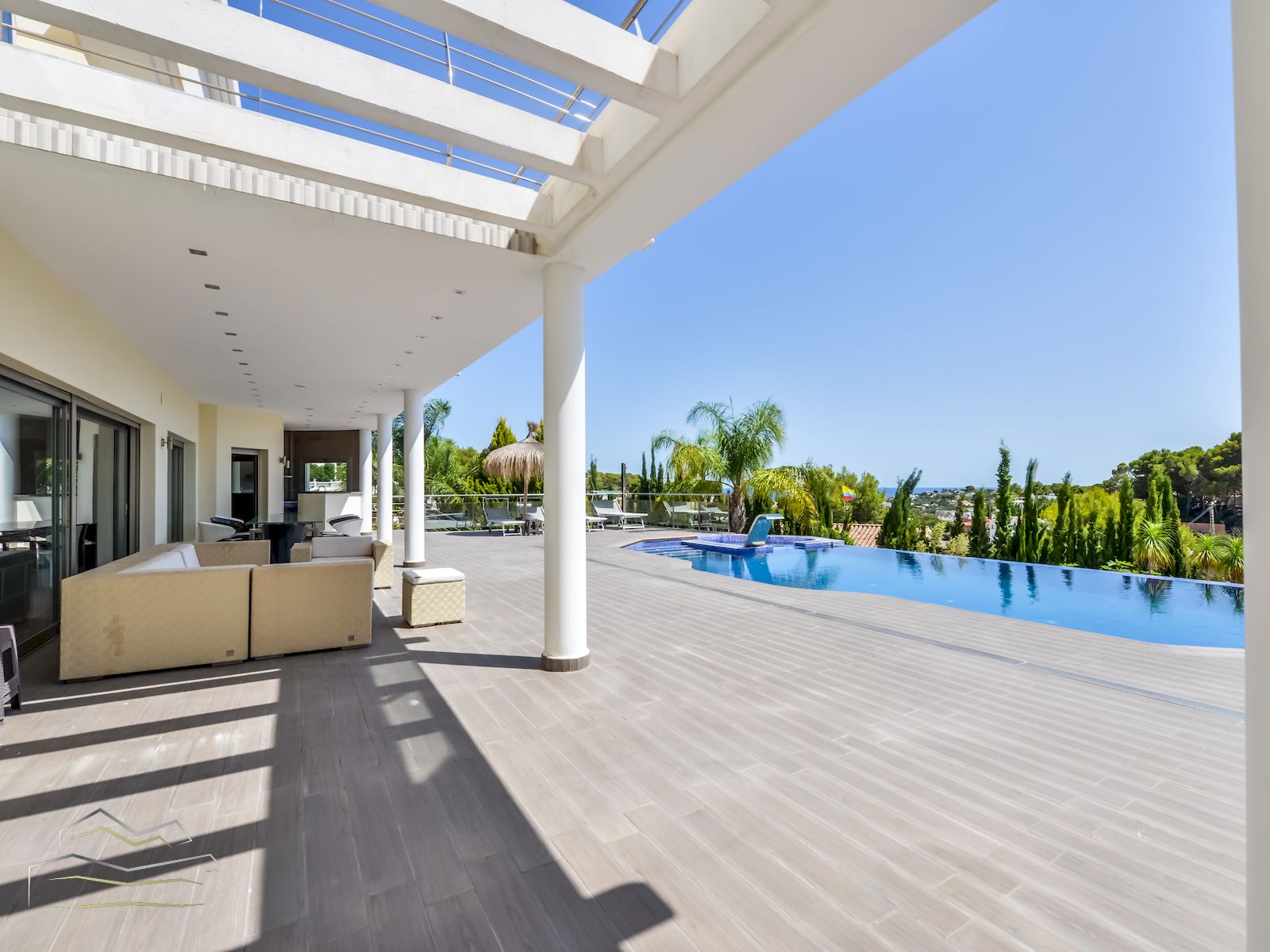 Moderne und luxuriöse Villa zum Verkauf mit Spa und Meerblick