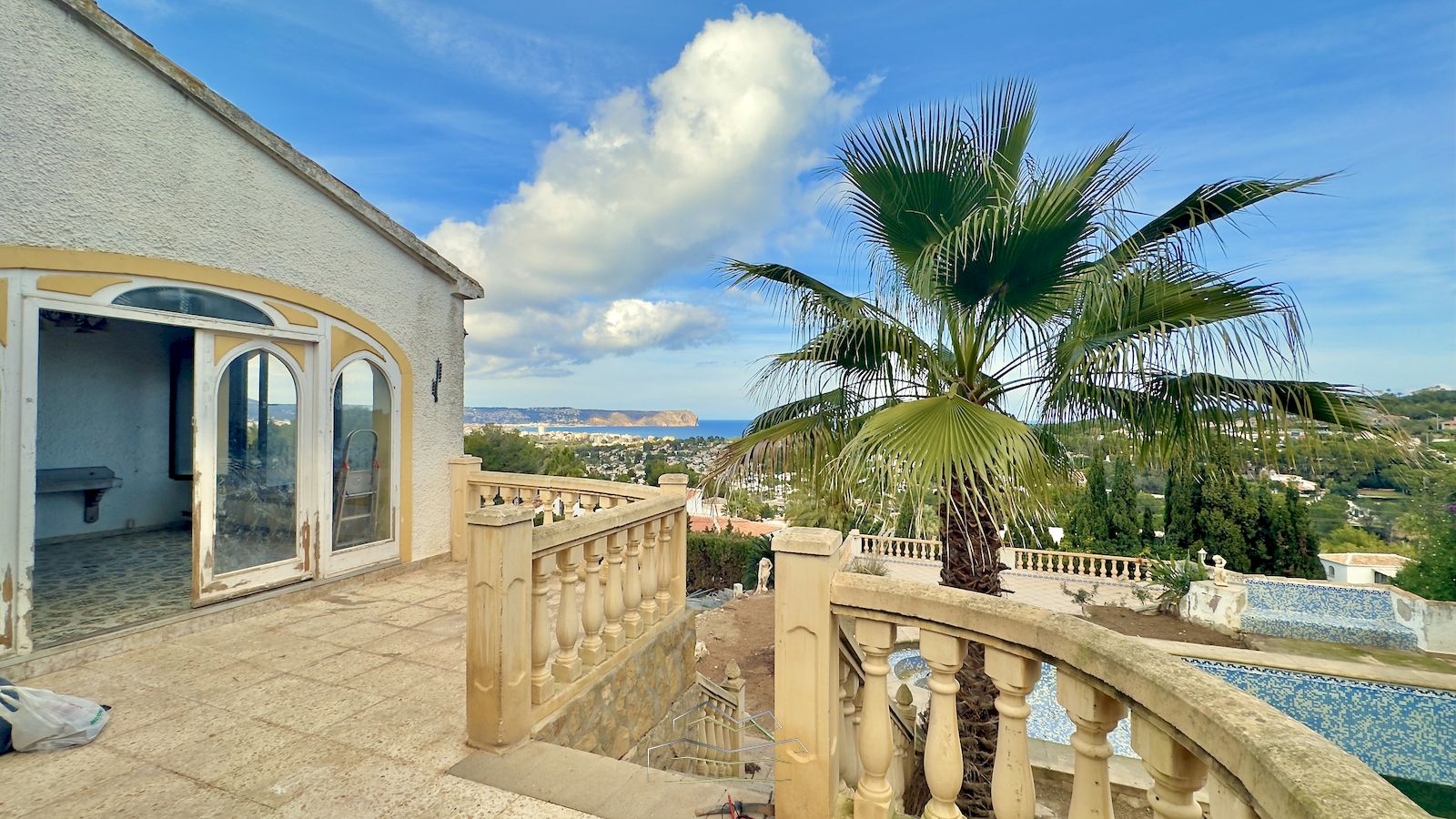 Villa zum Verkauf zum Renovieren mit Meerblick in Javea