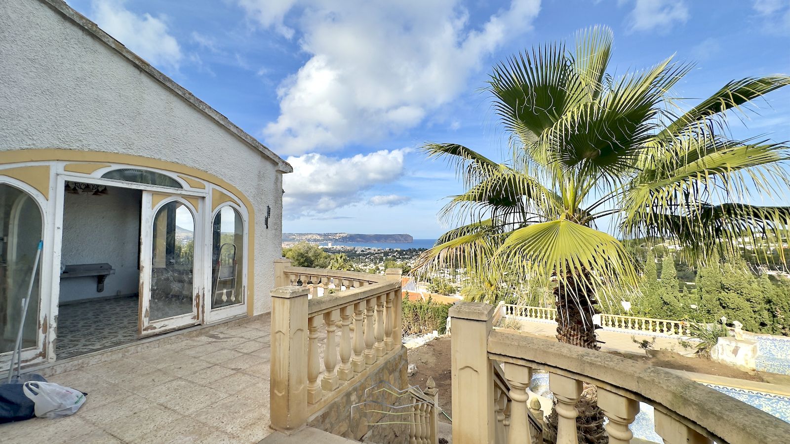 Villa zum Verkauf zum Renovieren mit Meerblick in Javea