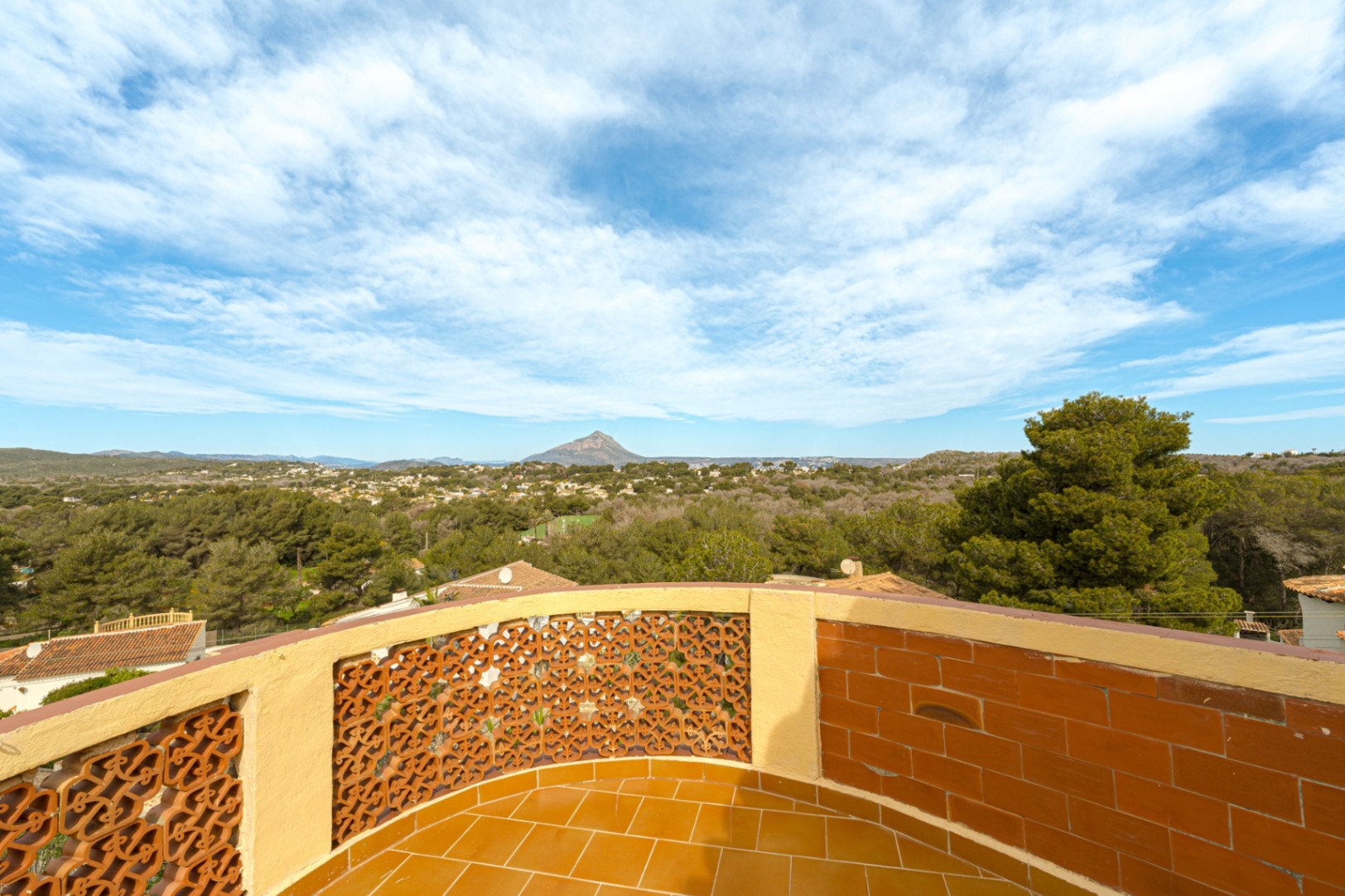 Villa zu verkaufen in Jávea mit beeindruckenden Blick auf den Montgó in Balcón al Mar