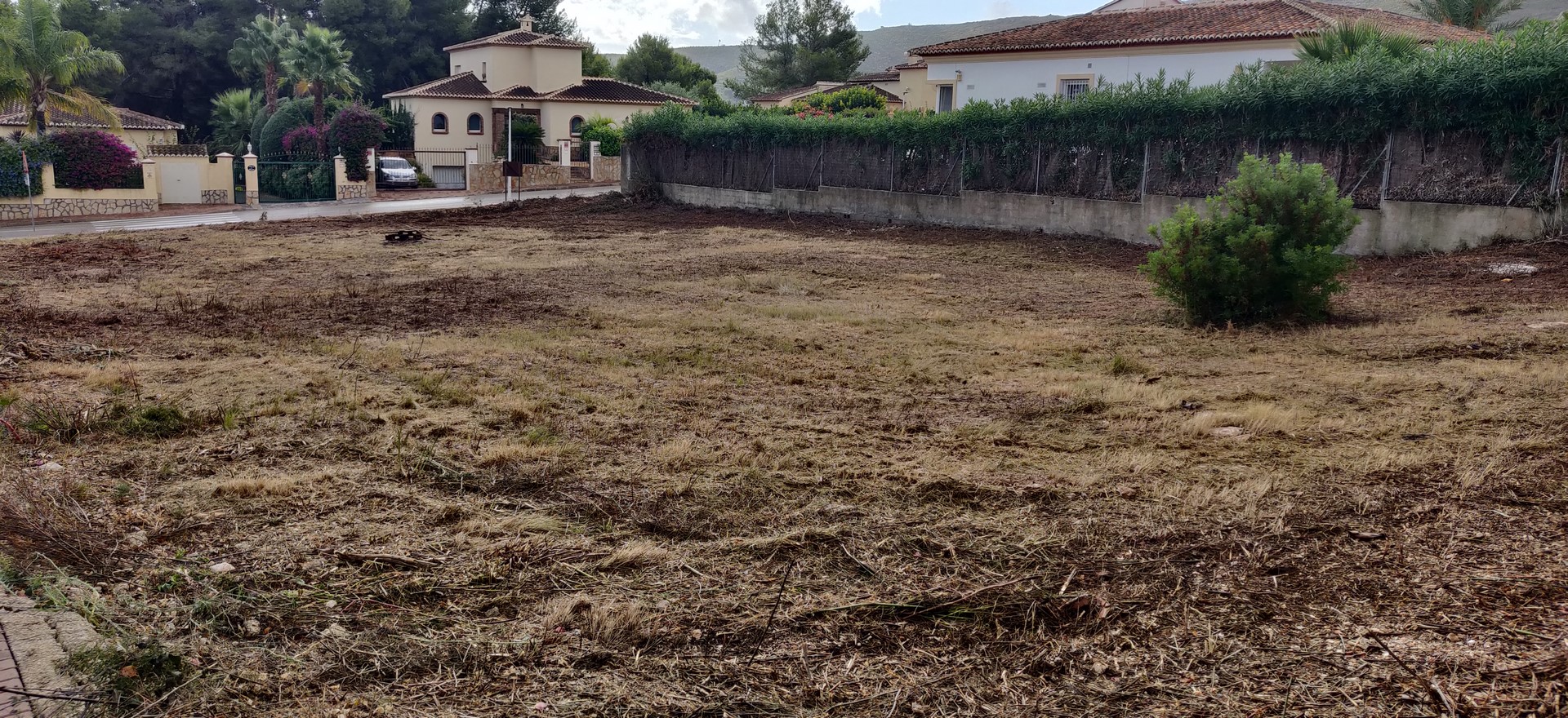 Grundstück zum Verkauf bereit zu bauen mit Lizenz und genehmigtem Projekt in Las Laderas - Javea